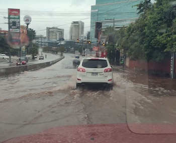 A pesar de las inundaciones, las actividades religiosas y turísticas de Semana Santa continuaron en Tegucigalpa con normalidad pero bajo estricta vigilancia. (Foto: Redes sociales)
