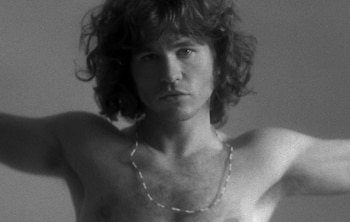 La restauración y el material adicional de The Doors buscan conectar con públicos actuales y tributar el legado de Val Kilmer en el cine musical