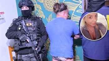 Oficial táctico armado con máscara y chaleco junto a un hombre de espaldas; un recuadro muestra el retrato de Alejandra Benites