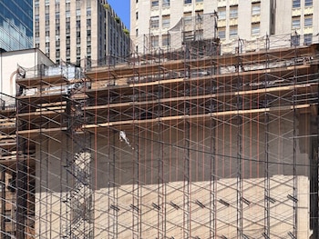 Una estructura cubierta por andamios en Nueva York refleja el proceso de adaptación de inmuebles existentes, una etapa clave en los proyectos de reutilización urbana que buscan transformar oficinas y espacios comerciales en viviendas.