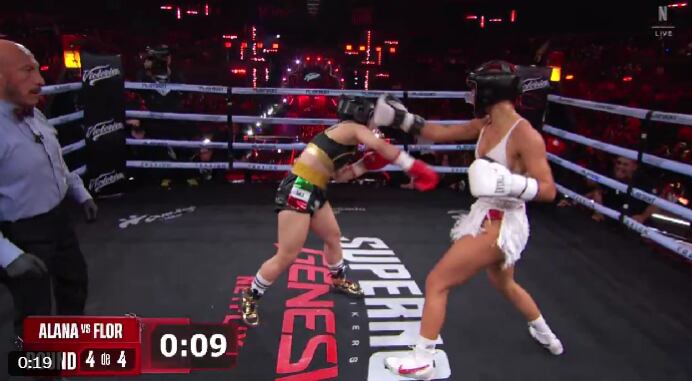 Tras cuatro rounds en la Arena Ciudad de México, Alana Flores pone fin a su carrera en el ring y agradece al boxeo por haberle salvado la vida en uno de sus momentos más difíciles. (@netflixsports)