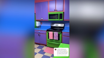 Cocina con gabinetes púrpuras, encimeras azules, electrodomésticos verdes (microondas y estufa) y un suelo de cuadros azules y blancos. Toallas rosas cuelgan del horno