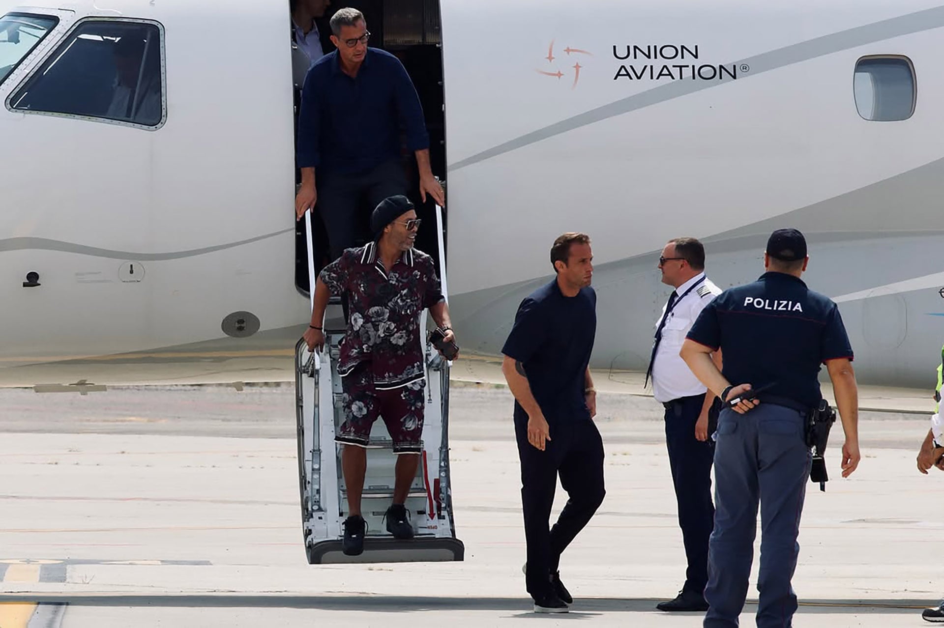 Ronaldinho se baja del avión en su llegada a Italia (Instagram Ravenna FC)