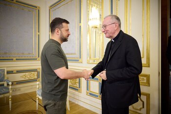 El presidente de Ucrania, Volodimir Zelensky, y el secretario de Estado del Papa, el cardenal Pietro Parolin (Ukrainian Presidential Press Service/Handout via REUTERS)