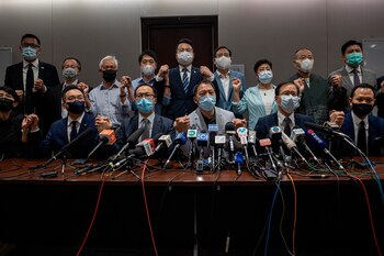 Los 19 diputados opositores en el Consejo Legislativo ofrecen una rueda de prensa para anunciar su dimisión en masa después de que cuatro de ellos fuesen destituidos de sus escaños, este miércoles en Hong Kong. Los cuatro diputados fueron destituidos después de que el legislativo chino aprobase una resolución que permite al Gobierno de la excolonia despojar a políticos de sus cargos sin tener que recurrir a instancias judiciales. EFE/ Jerome Favre