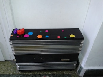 Al salir de la muestra de Kusama, pegamos los stickers en la estufa de los abuelos