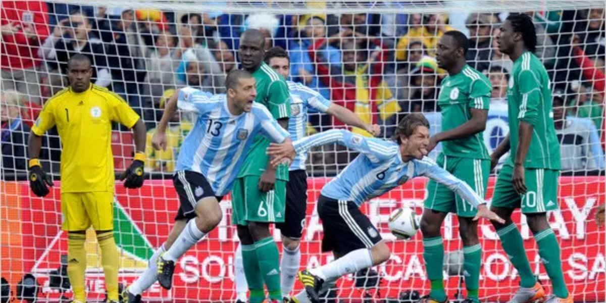 Gabriel Heinze anotó el único tanto de Argentina para vencer a Nigeria en el debut de Sudáfrica 2010 (AP)