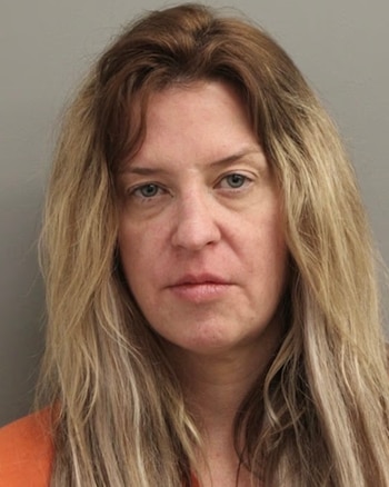 Arrestan a la madrastra de Lindsay Lohan tras acusación de lanzar un cuchillo a su padre Michael Lohan