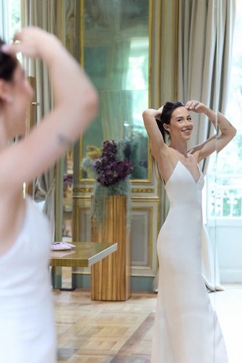 Para la fiesta, la novia optó por un vestido lencero en raso de seda diseñado por Giorgio Armani, evocando los años 90 (Cortesía de Giorgio Armani)
