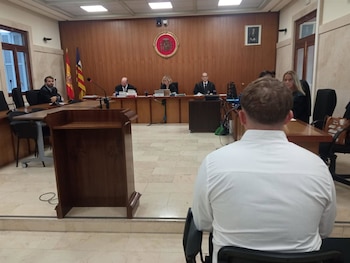 22/10/2026 Condenado por violar a una mujer ebria y drogada en un hotel de Magaluf.
La Sección Segunda de la Audiencia Provincial de Baleares ha condenado este jueves a dos años de cárcel a un hombre por violar a una mujer en un hotel de Magaluf (Calvià).
POLITICA