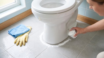 Pon bicarbonato alrededor de la taza del baño antes de dormir: el truco para las mañanas