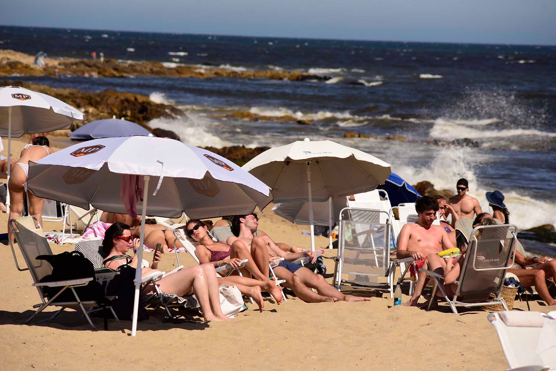 Turistas disfrutan de las playas de Punta del Este en pleno verano