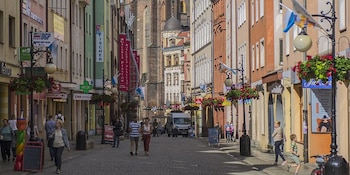 La ciudad mantiene una vida urbana dinámica con comercios, instituciones educativas y actividades culturales (Wikimedia Commons)