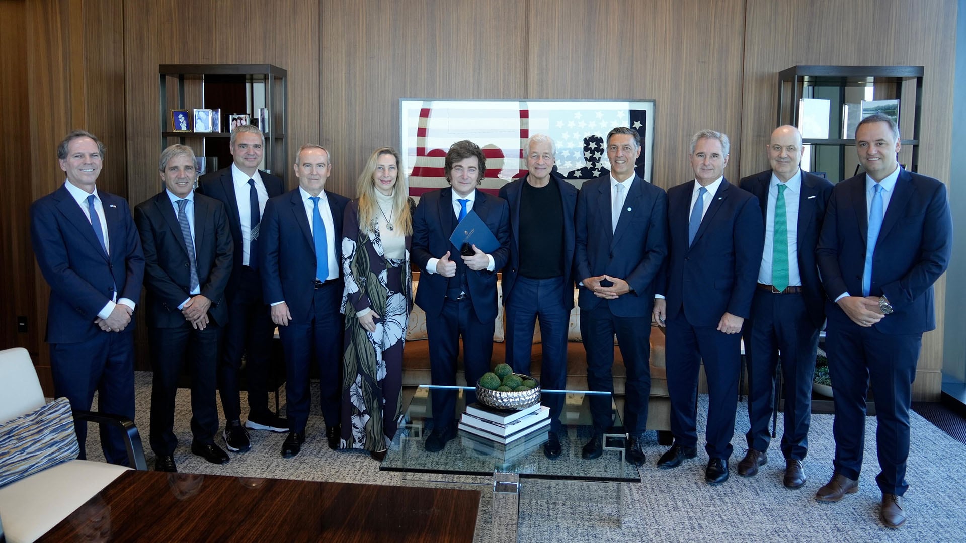 Javier Milei y Jamie Damon junto a Karina Milei, Manuel Adorni, Pablo Quirno, Luis Caputo, Federico Sturzenegger, Alec Oxenford y Facundo Gómez Minujin en las oficinas del CEO del JPMorgan, (New York, Estados Unidos)