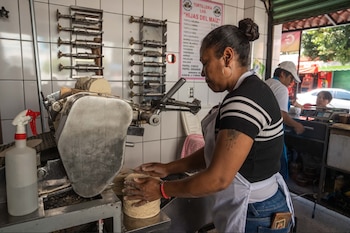 La tortilla es un alimento esencial en la dieta de millones de mexicanos.