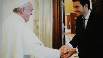 El papa Francisco saluda a