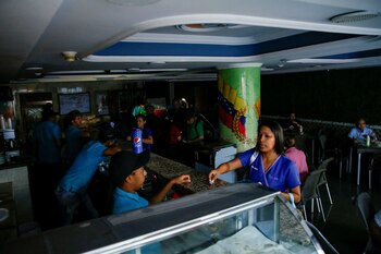 Una mujer compra alimentos en