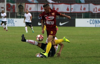 Fotografía de archivo, tomada en marzo de 2017, en la que se registró al futbolista venezolano Charlis Ortiz (d), al actuar para el Anzoátegui y actual delantero del Deportivo La Guaira, quien fue detenido por agredir y amenazar con arma de fuego a un vigilante sexagenario. EFE/Carlos Landaeta