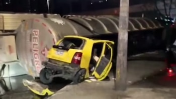 Tractocamión cargado con gasolina se estrelló contra un taxi en Bello, Antioquia: dos personas salieron ilesas