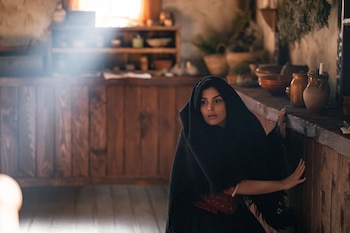 Valle Salvaje: Enriqueta ve algo en Evaristo que capta su atención. (RTVE)