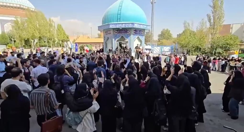 Imágenes difundidas por Iran International muestran a manifestantes de la Universidad Allameh Tabataba’i coreando lemas tradicionales de la oposición teocrática durante la jornada de protesta del lunes. (X/Amirkabir NewsLetter/@autnews_org)