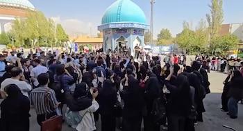 Imágenes difundidas por Iran International muestran a manifestantes de la Universidad Allameh Tabataba’i coreando lemas tradicionales de la oposición teocrática durante la jornada de protesta del lunes. (X/Amirkabir NewsLetter/@autnews_org)