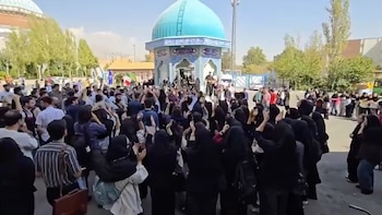 Estudiantes en Teherán protestan contra las tarifas, el hiyab y la teocracia: “Hasta que el clérigo no sea amortajado”
