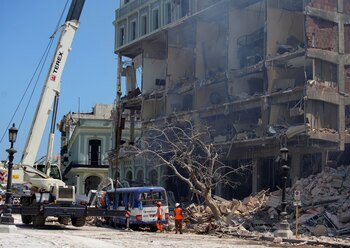 Equipo de rescate y bomberos trabajan en el lugar de los hechos (REUTERS/Alexandre Meneghini)
