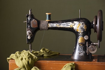 Máquina de coser antigua. (Freepik)
