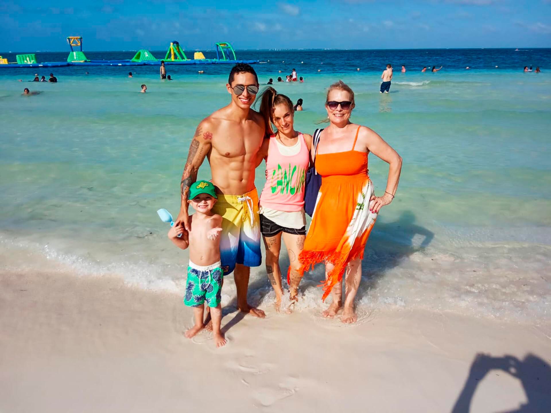 A la semana de instalarse en Cancún, Romina conoció a su actual pareja con la que tiene un hijo