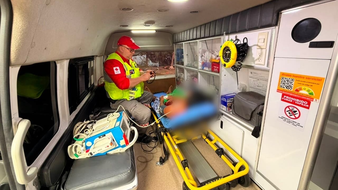 Trasladaron a tierra a un náufrago rescatado en altamar cerca de Santa Cruz (Foto cortesía CRC)
