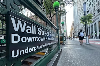 En Wall Street, el Dow Jones cae 0,69%, el S&P 500 baja 0,38% y el Nasdaq retrocede 0,57%, afectados por la presión en los mercados de deuda y la caída de acciones clave.