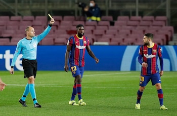 Mateu Lahoz le muestra la tarjeta amarilla a Jordi Alba. (REUTERS/Albert Gea)