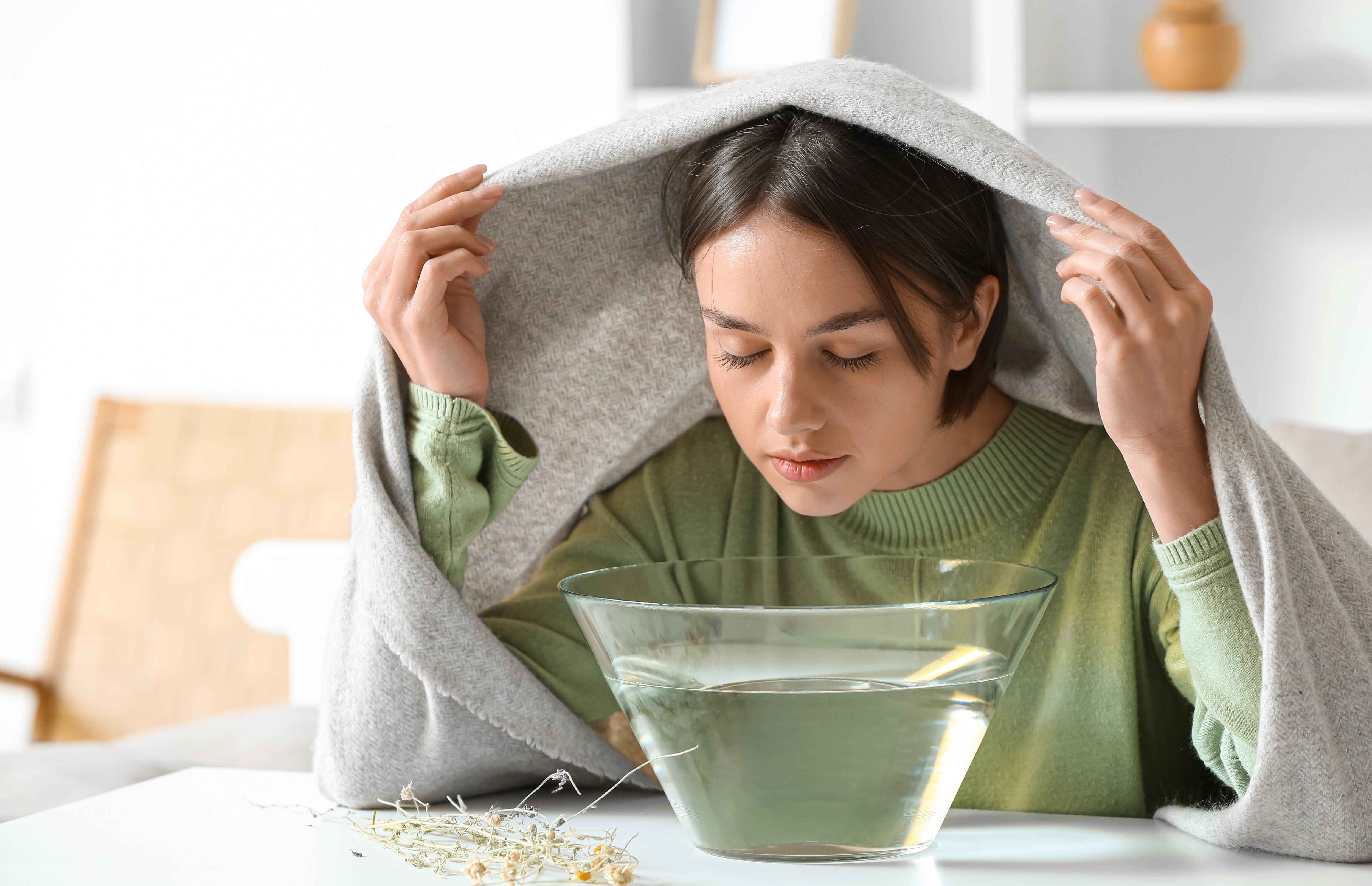 El uso de aceites esenciales puede ser clave para reducir molestias respiratorias asociadas a infecciones virales, brindando alivio sin recurrir de inmediato a medicamentos convencionales. (Shutterstock)