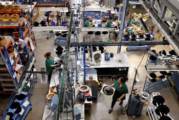 Varias personas trabajan en la