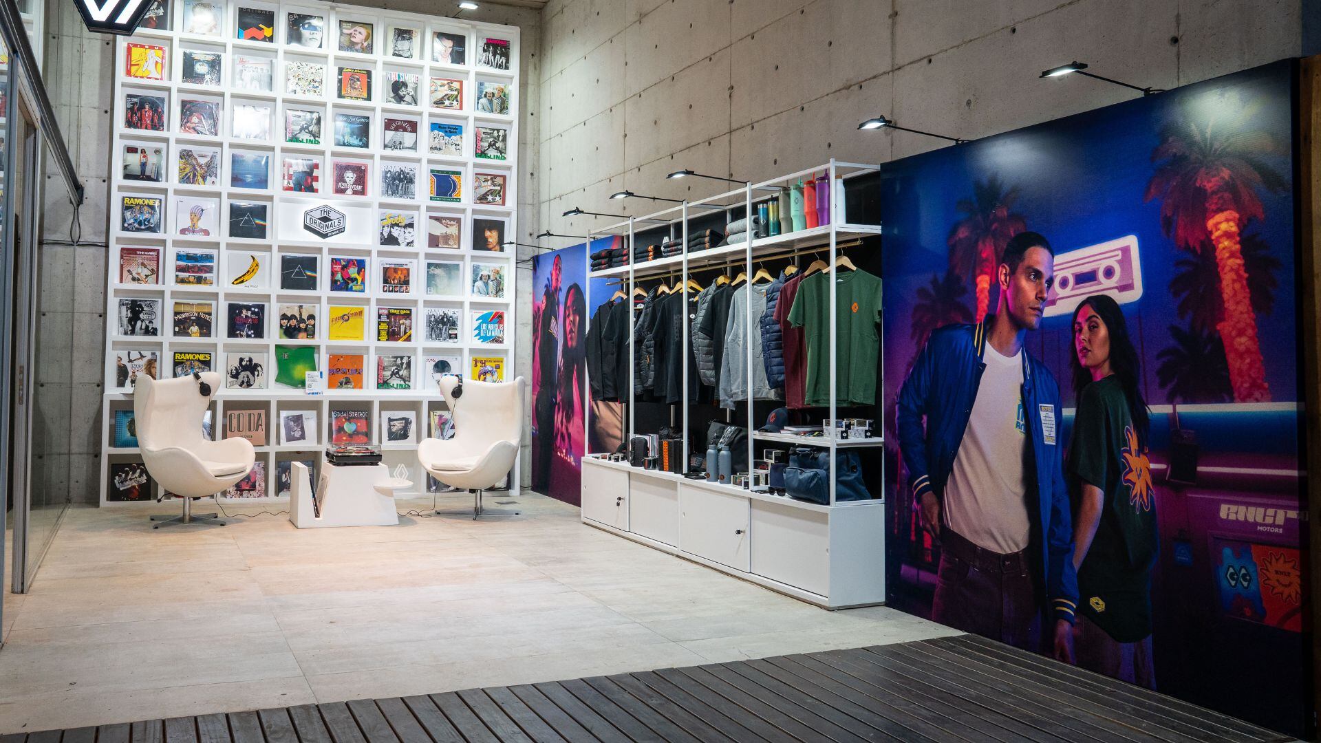 El stand de Cariló presenta la nueva gama de vehículos en un entorno de diseño y tecnología (Renault)