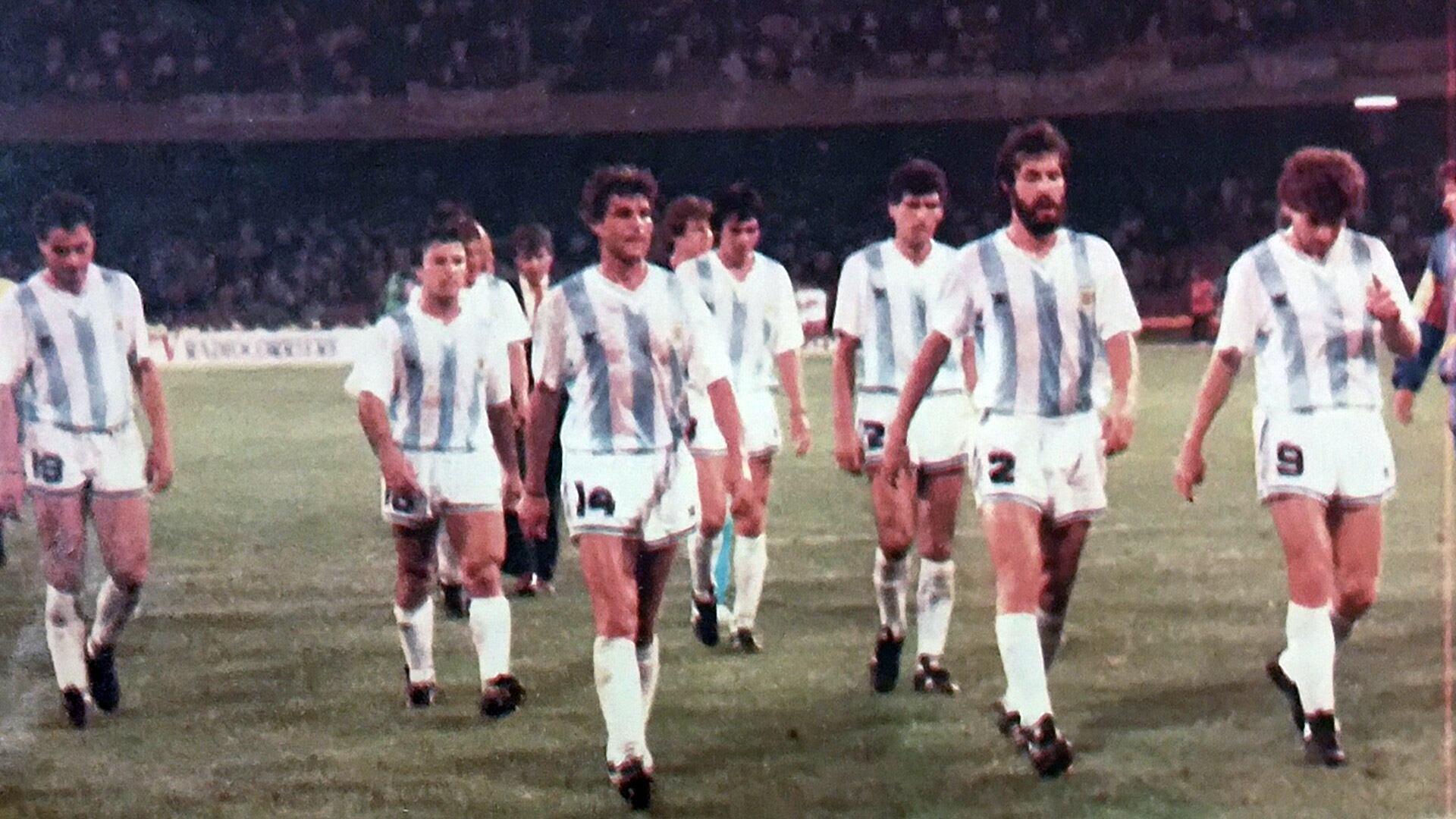 La salida de la cancha al terminar. Serrizuela, Olarticoechea, Giusti, Basualdo, Simón, Batista y Dezzoti con los rostros preocupados