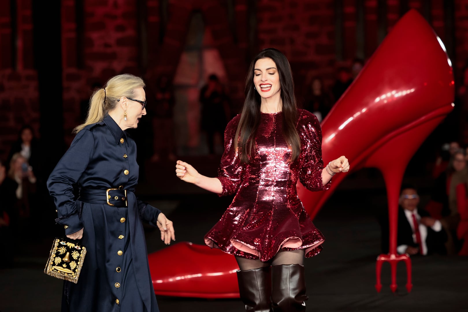 El minivestido burdeos de lentejuelas y mangas abullonadas transmite energía festiva y brillo escénico (EFE/José Méndez)