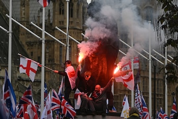 Manifestación masiva de la ultraderecha británica en Londres bajo el lema "Unite the Kingdom"