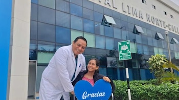 La cirugía se realizó con una técnica mínimamente invasiva, mediante dos pequeñas incisiones y una microcámara, lo que permitió intervenir la zona afectada sin recurrir a una cirugía abierta de mayor impacto - Créditos: Essalud.
