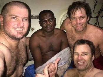 Okene con los buzos que