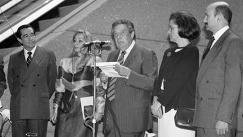 Paz da un discurso acompañado