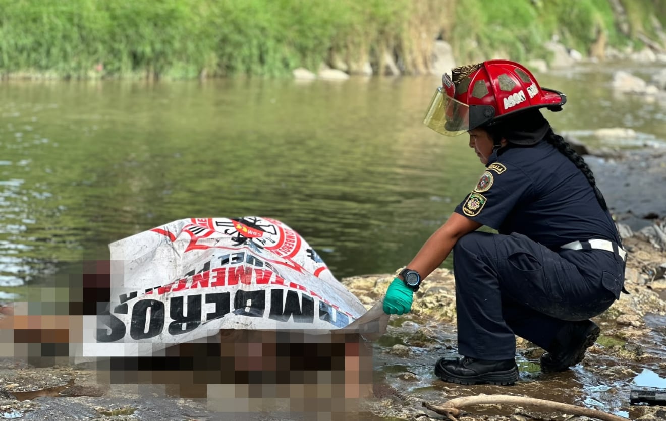 Bomberos y la PNC confirmaron que el cuerpo hallado en el río Villa Lobos corresponde a un hombre de unos 30 años que no ha sido identificado. (Bomberos Municipales Departamentales)