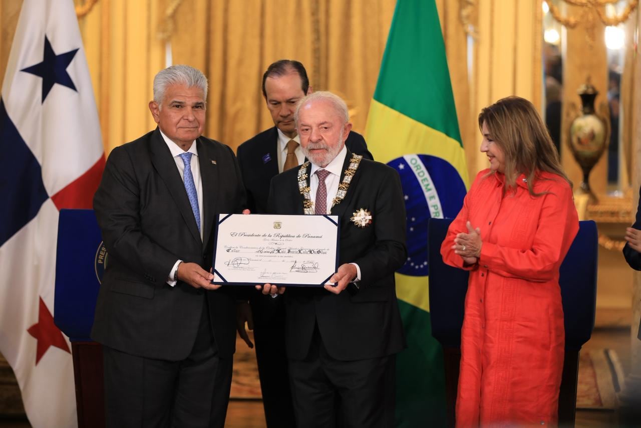El presidente panameño, José Raúl Mulino, otorgó a Luiz Inácio Lula da Silva la condecoración Manuel Amador Guerrero en el Grado de Collar, la más alta distinción nacional, en reconocimiento al fortalecimiento de las relaciones bilaterales. Cortesía