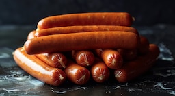 El ingrediente que más abunda en una salchicha no es la carne: esto es lo que realmente comes cuando abres ese paquete