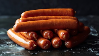 El ingrediente que más abunda en una salchicha no es la carne: esto es lo que realmente comes cuando abres ese paquete
