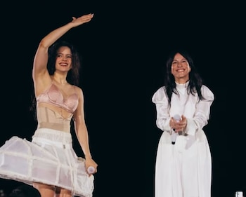 Rosalía y Carminho durante un concierto en Lisboa.