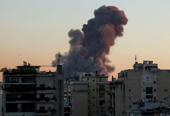 Humo se eleva después de