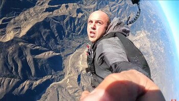 Travor Jacob cayendo en paracaídas