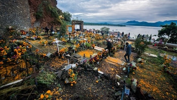 Cerrarán el panteón de Janitzio en Día de Muertos: turistas no podrán ingresar